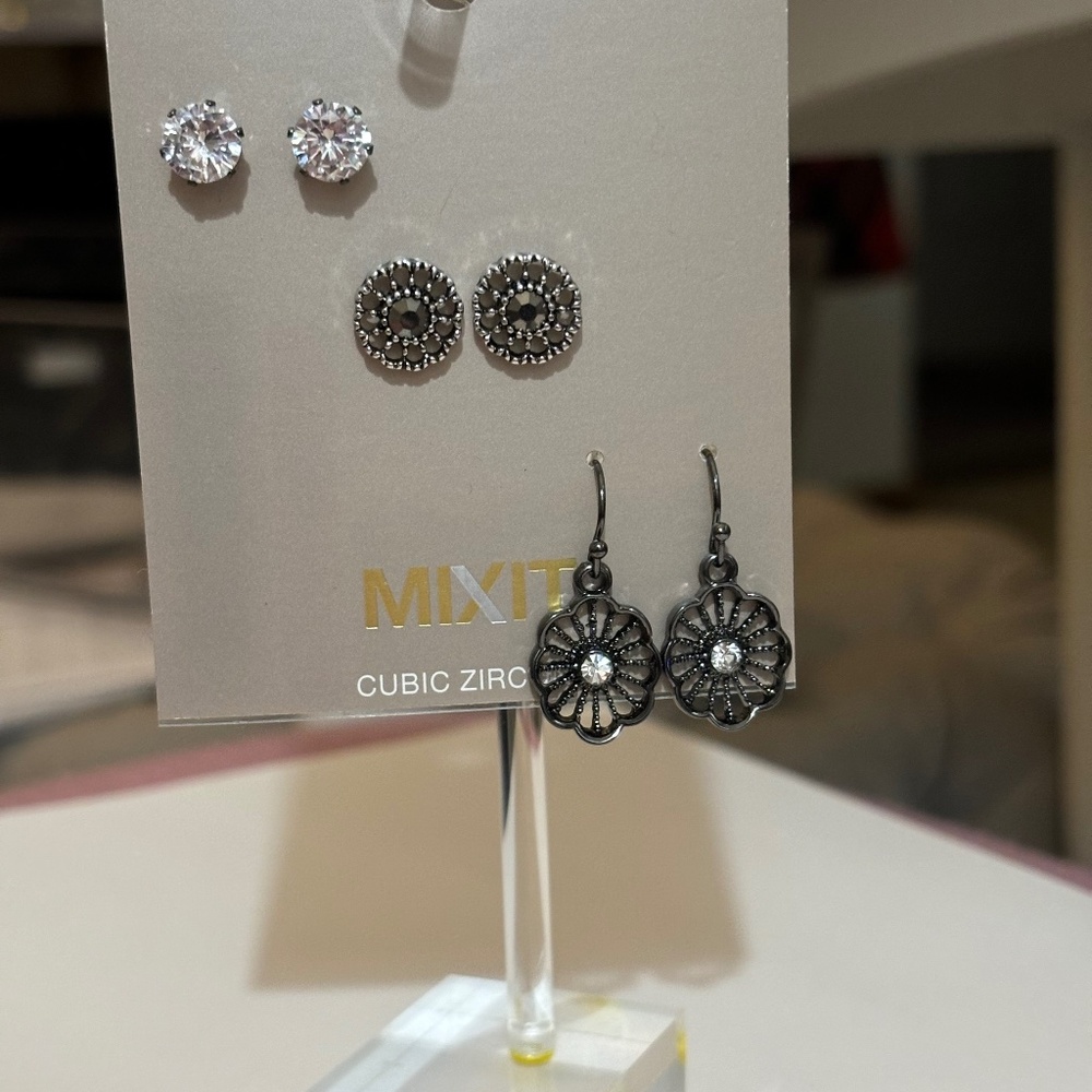 3/$17 mixit earring set